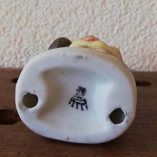 Porseleinen beeldje - meisje met geel kapje
