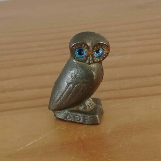 Messing uiltje met felblauwe ogen