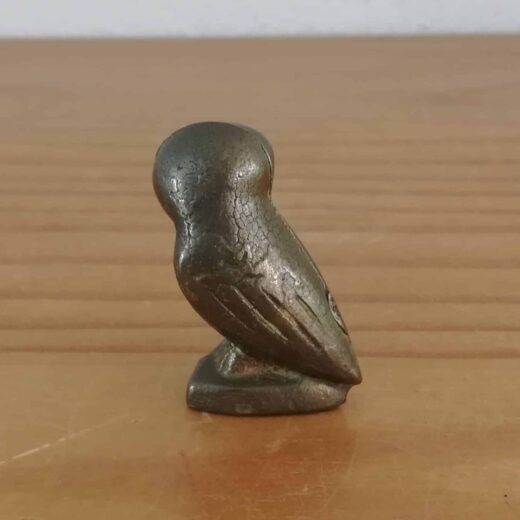 Messing uiltje met felblauwe ogen