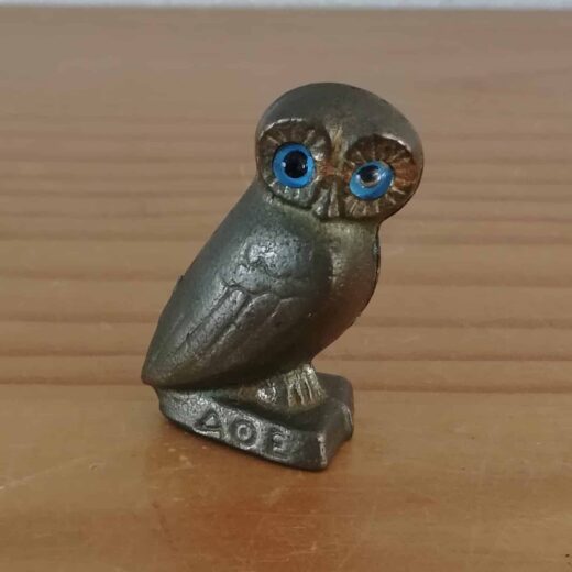 Messing uiltje met felblauwe ogen