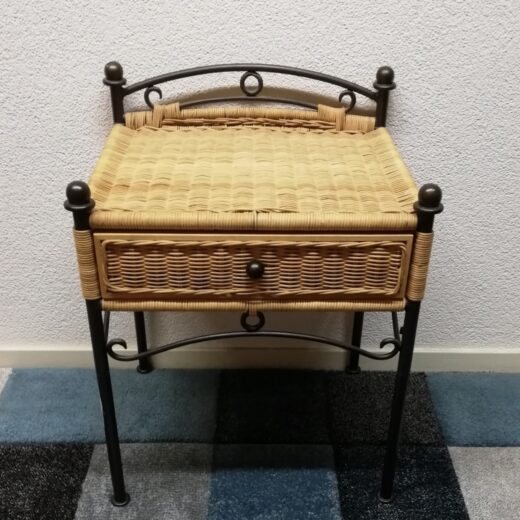 Rotan bijzettafeltje met ijzeren onderstel