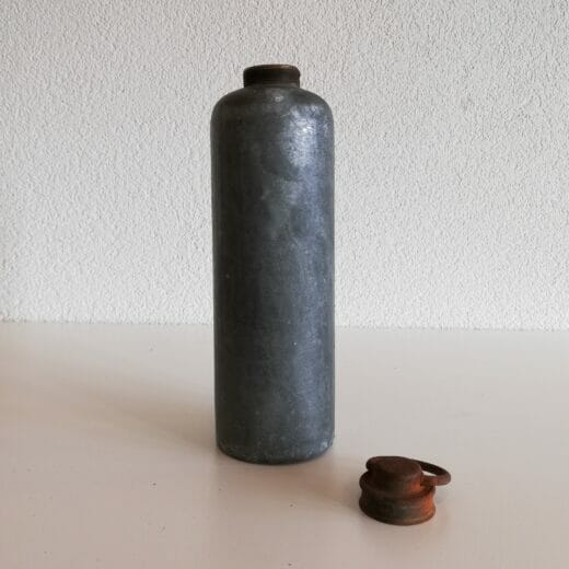 Oude blauwgrijze kruik