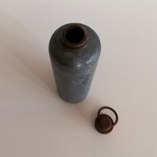Oude blauwgrijze kruik