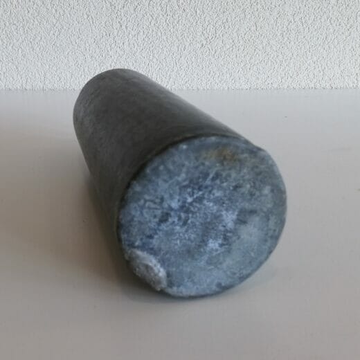 Oude blauwgrijze kruik