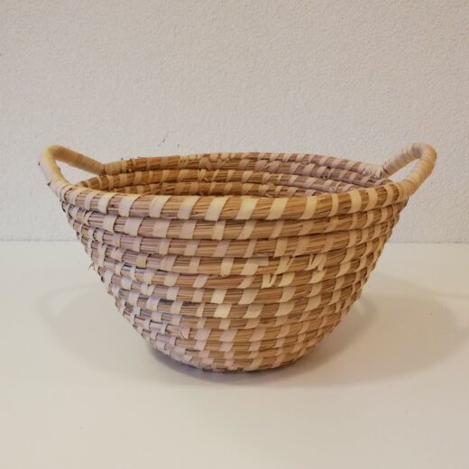 Ronde rieten mand van gevlochten kaisagras. Mooie opbergmand, fruitmand en goed te gebruiken als basis voor een cadeaumand, kraammand of kerstpakket. Kleur: naturelkleurig kaisagras met crèmekleurig palmblad - 30x30 cm