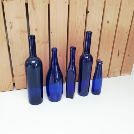 Set blauwe flessen