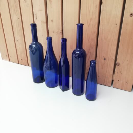 Set blauwe flessen