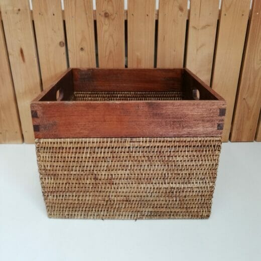 Rotan opbergbak met houten rand