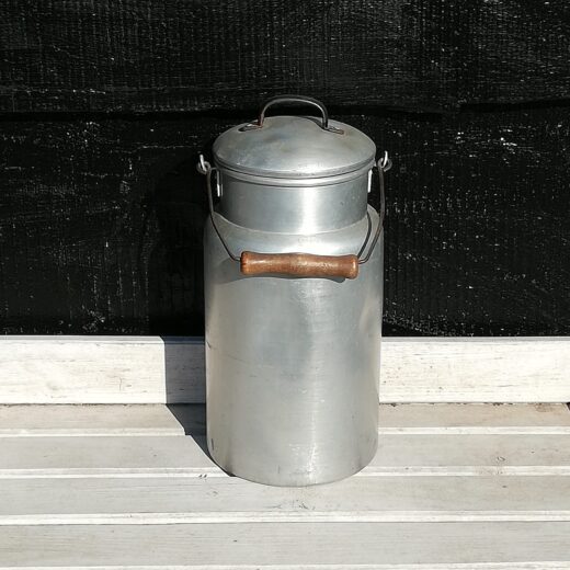 Oude aluminium melkbus