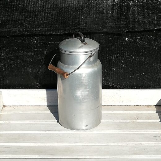 Oude aluminium melkbus