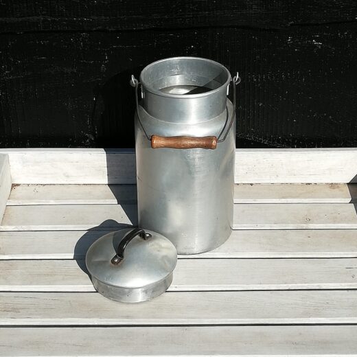 Oude aluminium melkbus
