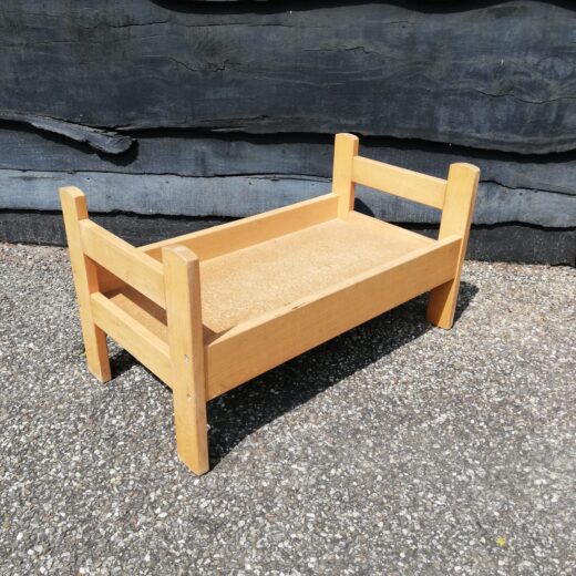 Houten poppenbed