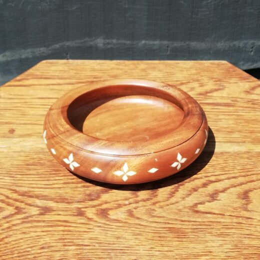 Houten schaaltje met ingelegd patroon