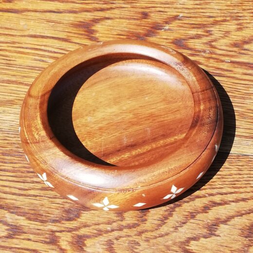 Houten schaaltje met ingelegd patroon
