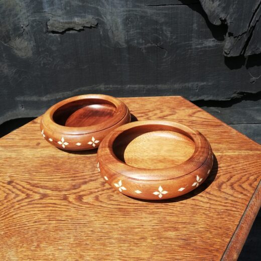 Houten schaaltje met ingelegd patroon