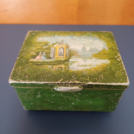 Groen blikje met theekoepel