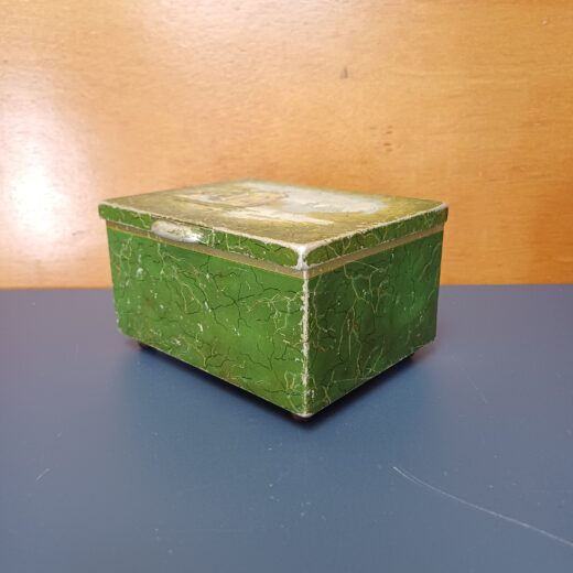 Groen blikje met theekoepel