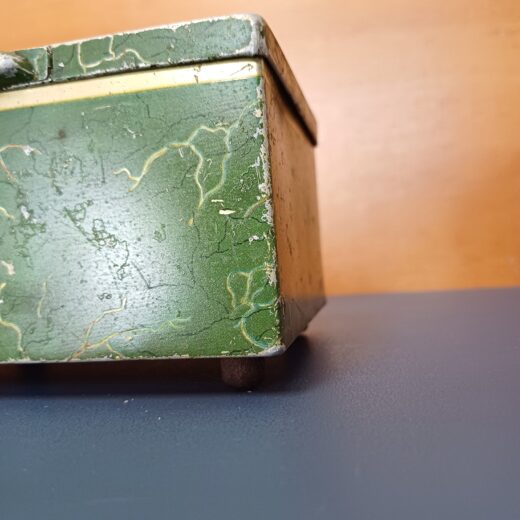 Groen blikje met theekoepel