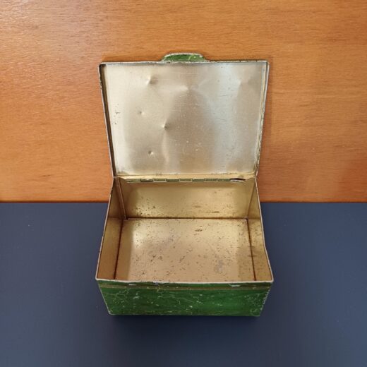 Groen blikje met theekoepel
