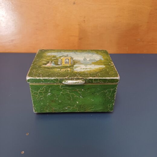 Groen blikje met theekoepel