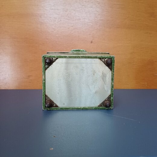 Groen blikje met theekoepel