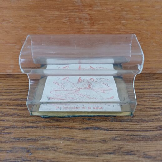 Oude schoolstempel suikerbieten bij de fabriek