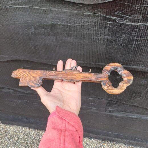 Houten sleutelrekje in de vorm van een sleutel