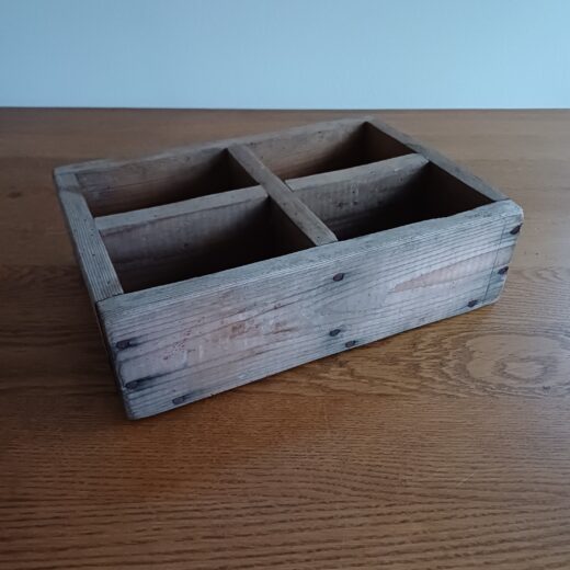 Oude houten bak met 4 vakken