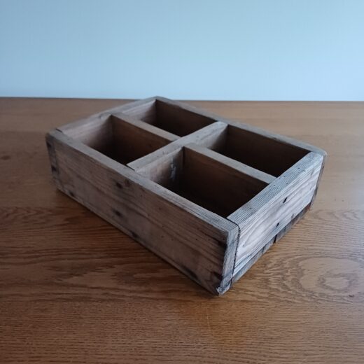 Oude houten bak met 4 vakken