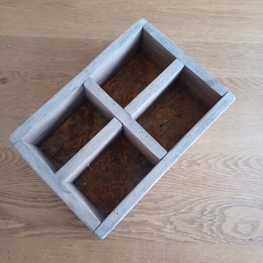 Oude houten bak met 4 vakken