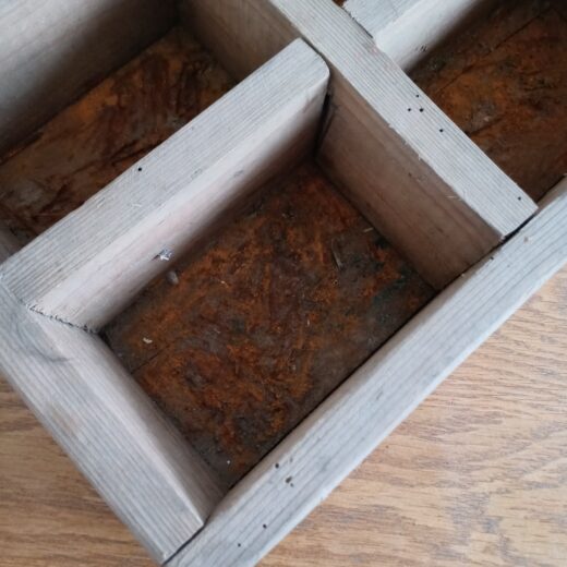 Oude houten bak met 4 vakken