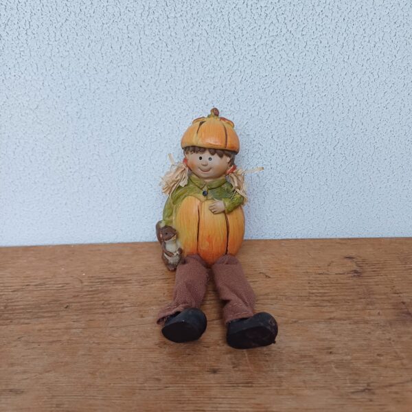 Herfstbeeldje pompoen kind bungelbeentjes