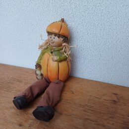 Herfstbeeldje pompoen kind bungelbeentjes