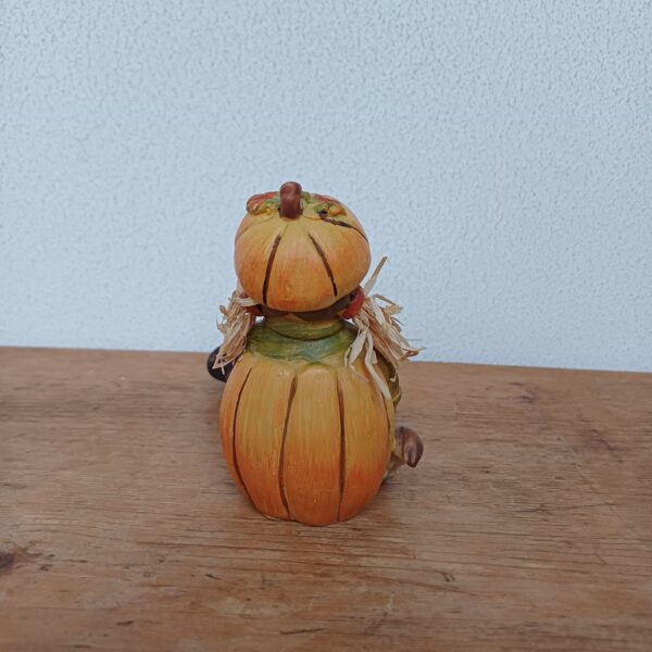 Herfstbeeldje pompoen kind bungelbeentjes