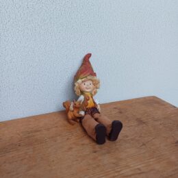 Herfstbeeldje kind eekhoorn bungelbeentjes