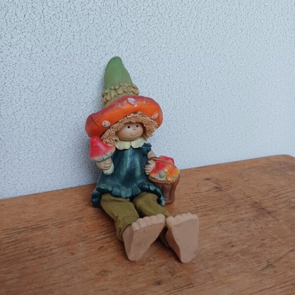 Herfstbeeldje kind met mand vol paddenstoelen