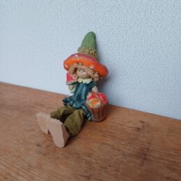 Herfstbeeldje kind met mand vol paddenstoelen
