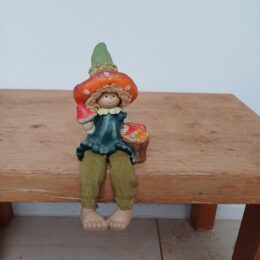 Herfstbeeldje kind met mand vol paddenstoelen