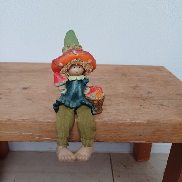 Herfstbeeldje kind met mand vol paddenstoelen