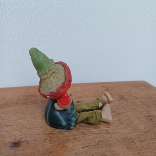 Herfstbeeldje kind met mand vol paddenstoelen