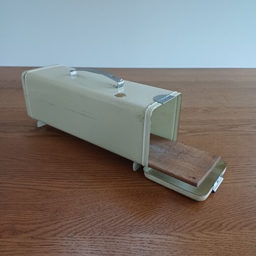 Brabantia ontbijtkoek blik met snijplankje