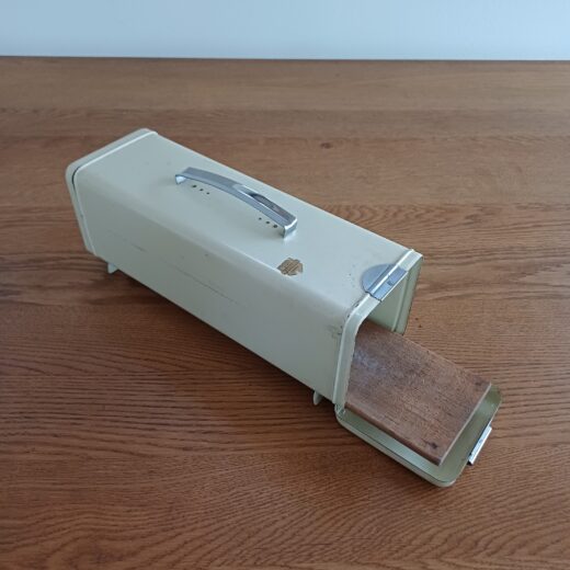 Brabantia ontbijtkoek blik met snijplankje