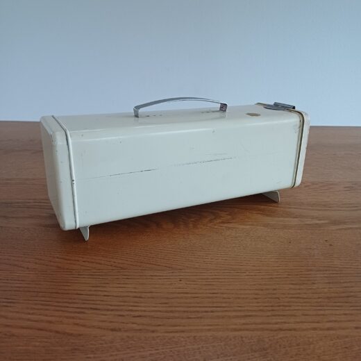Brabantia ontbijtkoek blik met snijplankje