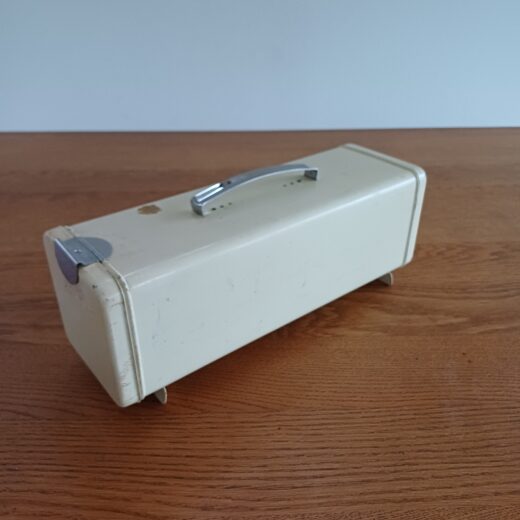 Brabantia ontbijtkoek blik met snijplankje