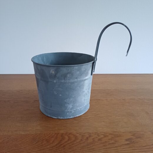 Zinken hangbloempot voor buiten