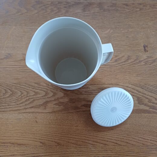 Witte Tupperware kan