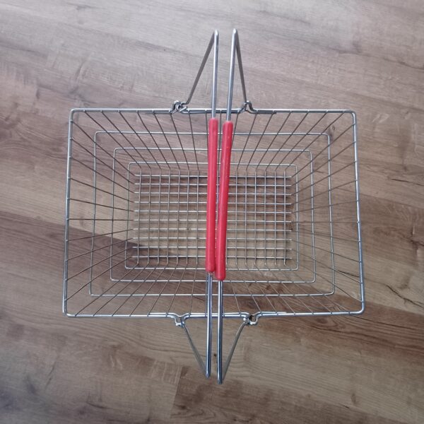 Oud winkelmandje met rode hengsels