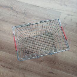 Oud winkelmandje met rode hengsels