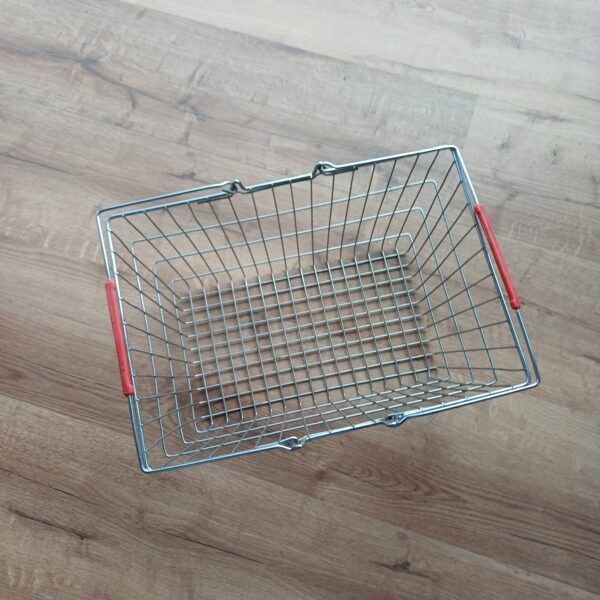 Oud winkelmandje met rode hengsels