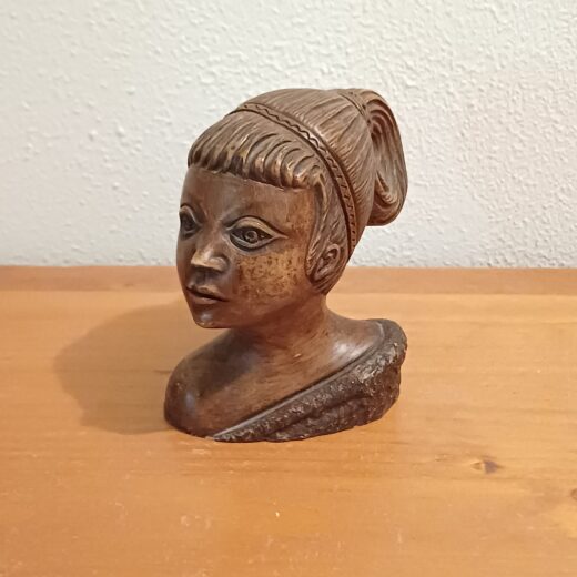Beeldje jonge vrouw AP 230